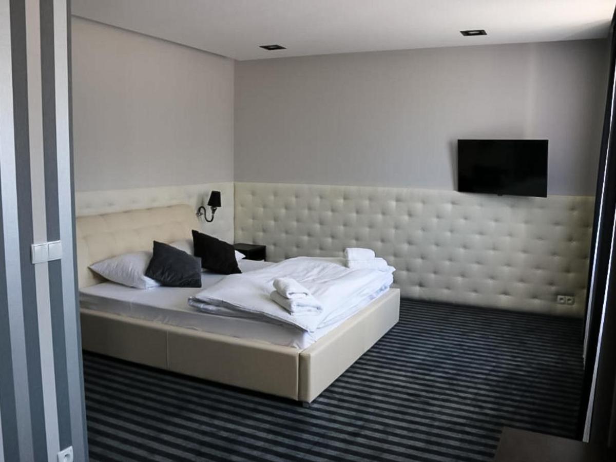 Bialy Dwor Bed & Breakfast Rychwal Dış mekan fotoğraf