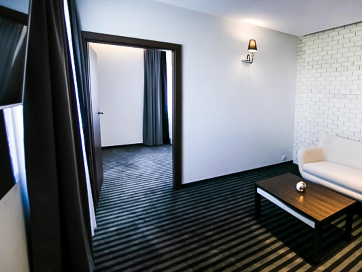 Bialy Dwor Bed & Breakfast Rychwal Dış mekan fotoğraf