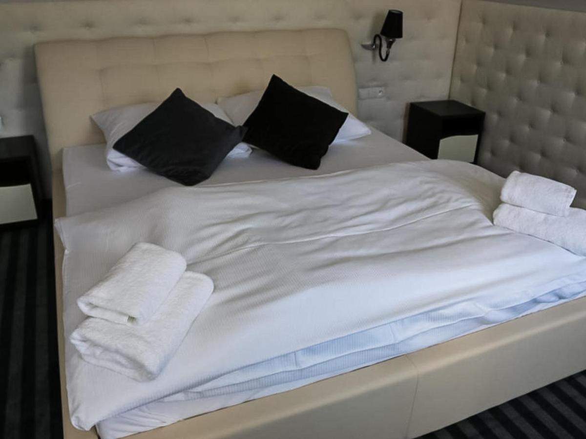 Bialy Dwor Bed & Breakfast Rychwal Dış mekan fotoğraf