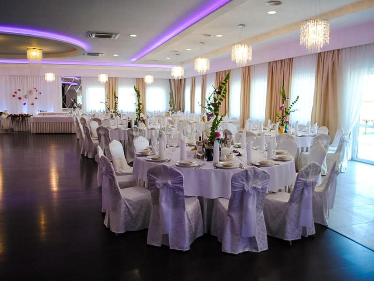Bialy Dwor Bed & Breakfast Rychwal Dış mekan fotoğraf