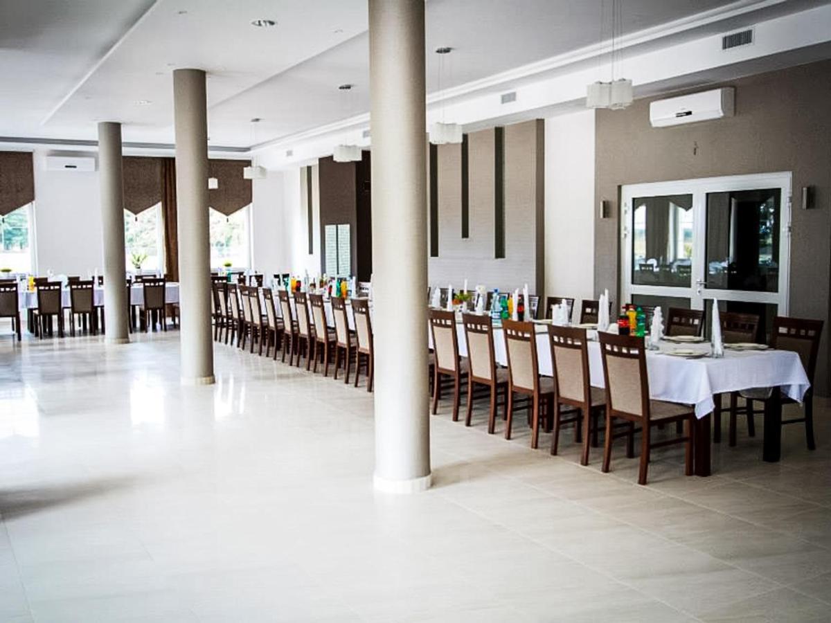 Bialy Dwor Bed & Breakfast Rychwal Dış mekan fotoğraf